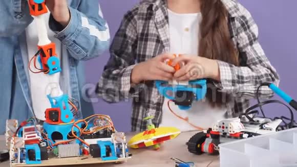 聪明的高加索儿童组装未来主义玩具创新和机器人概念视频的预览图