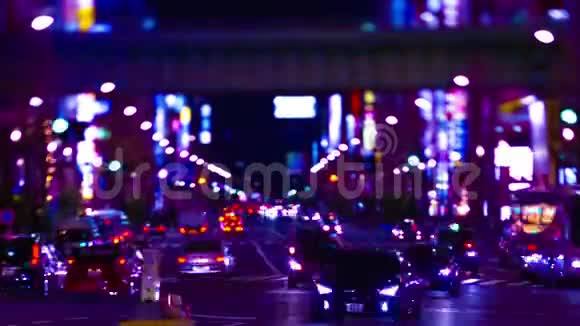 东京秋叶原市中心霓虹灯街道的夜间时间推移视频的预览图
