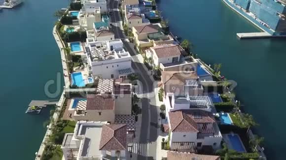 塞浦路斯利马索尔码头新建房屋的空中景观视频的预览图