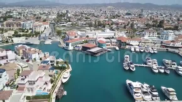 塞浦路斯利马索尔利马索尔码头新房子的空中景观视频的预览图
