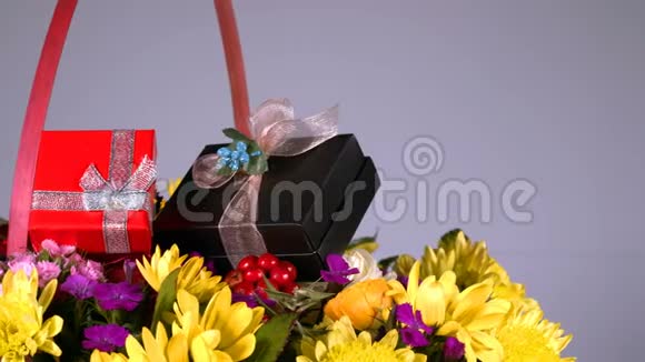 五颜六色的浪漫鲜花和礼品盒视频的预览图