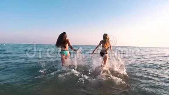 女孩们跑进了大海视频的预览图