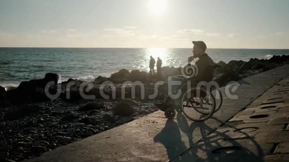 体贴的残疾人靠近大海视频的预览图