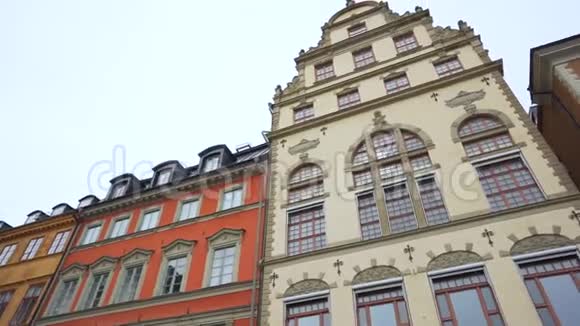 旧城街道上的建筑物斯堪的纳维亚的窗户色彩斑斓的房子视频的预览图