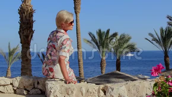 在埃及度假胜地向摄影师摆姿势的美女视频的预览图