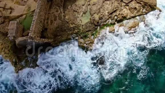 从上面传来的狂野海水海浪撞击岩石视频的预览图