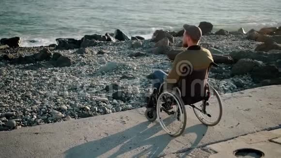 孤独的残疾人盯着大海视频的预览图