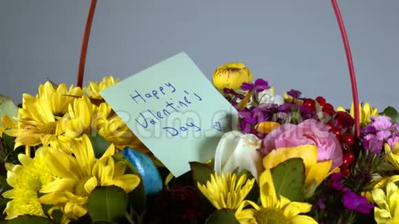 五颜六色的浪漫之花和情人节纸视频的预览图
