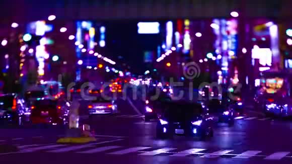 东京秋叶原市中心霓虹灯街道的夜间时间推移视频的预览图