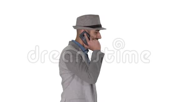 阿拉伯男人在白色背景下随意散步和打电话视频的预览图