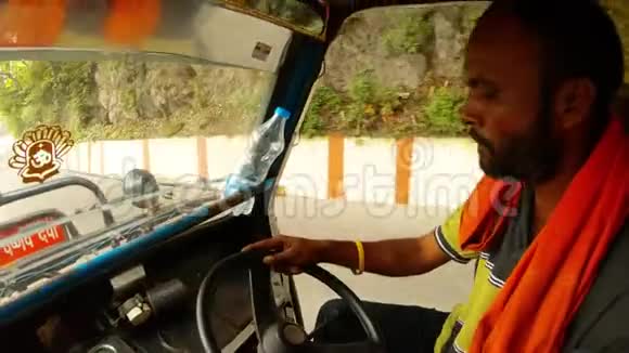 印度司机驾驶汽车人力车湿巾上挂着汗巾视频的预览图