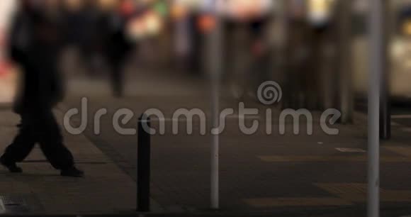 夜间在东京新桥霓虹灯镇散步的人们视频的预览图