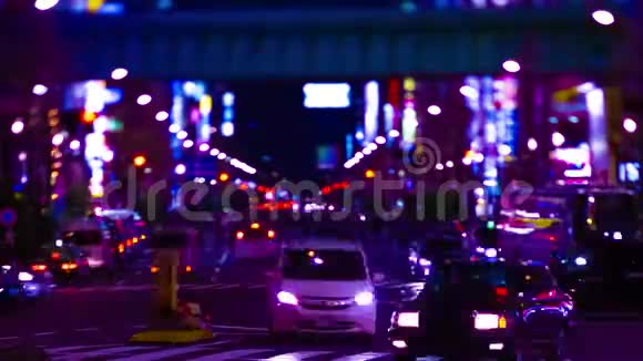 东京秋叶原市中心霓虹灯街道的夜间时间视频的预览图