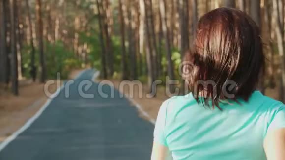 后景少女在松林中沿路奔跑特写视频的预览图