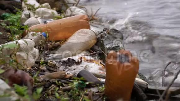 池塘沿岸的塑料瓶和其他不可降解废物视频的预览图