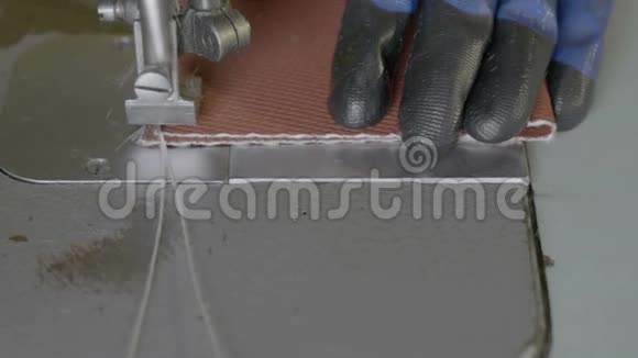 缝纫机在服装厂特写视频的预览图