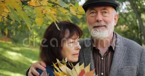 年长夫妇拥抱老人把生病的妻子抱在一棵秋树下她病了眼睛下面有袋子人民视频的预览图