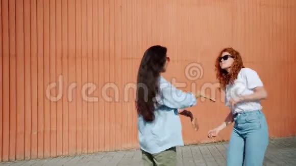 女学生在城市街头跳舞一起玩乐的肖像视频的预览图