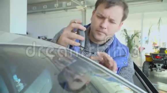 工人检查汽车油漆厚度视频的预览图