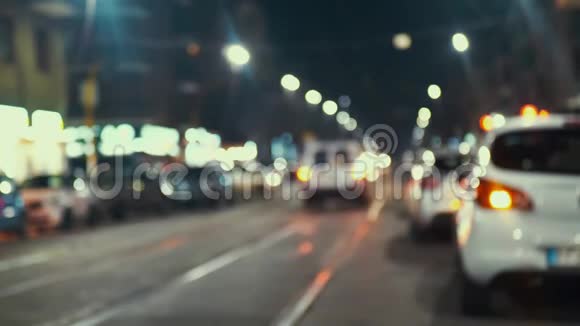 车在红绿灯处光线模糊视频的预览图