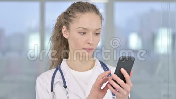 聚焦年轻女医生智能手机画像视频的预览图