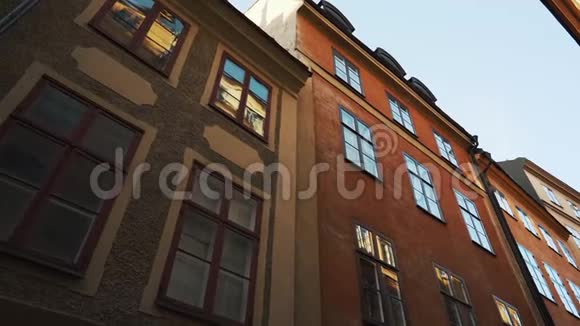 北欧老城区的公寓楼街道斯堪的纳维亚的窗户视频的预览图