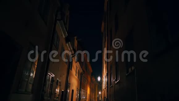 旧城区欧洲夜间街道上的公寓楼斯堪的纳维亚的窗户视频的预览图