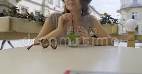 成熟的微笑女人用薄荷石灰来放松和喝酒视频的预览图