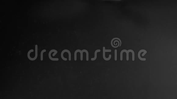 一个喷雾瓶的雾在黑暗的背景上向空气中喷水视频的预览图