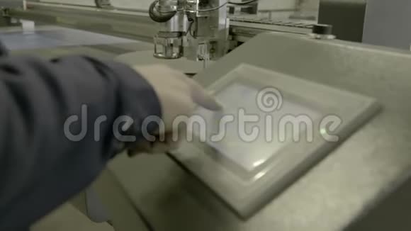 一名生产工人用触摸板安装了一台现代机器视频的预览图