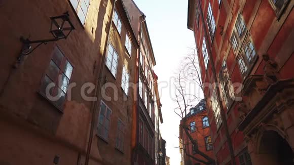 北欧老城区的公寓楼街道斯堪的纳维亚的窗户视频的预览图