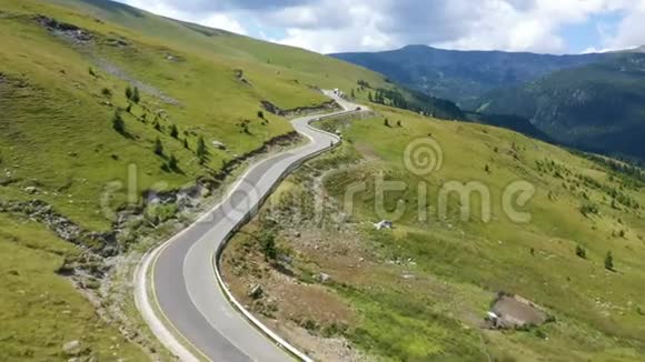 阳光明媚的夏日著名的罗马尼亚山区公路视频的预览图