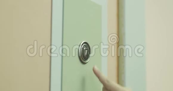 一个电梯按钮被小孩的手反复敲打的特写视频的预览图