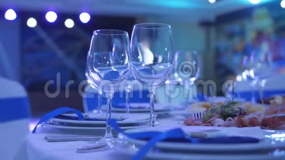 期待着宴会的开始酒杯在餐厅的宴会桌上视频的预览图