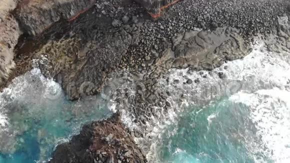 大西洋上流过岩石和卵石滩的水视频的预览图