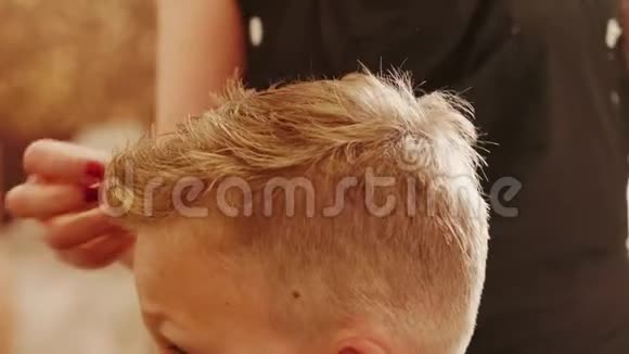 理发师的手造型男孩他的头发剪了以后在酒吧视频的预览图