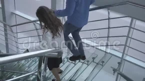 从机场的现代楼梯上可以看到白种人的家庭父亲和女儿要离开视频的预览图