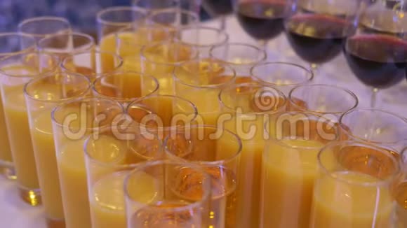 迎宾区自助餐桌上的酒杯葡萄酒和果汁视频的预览图
