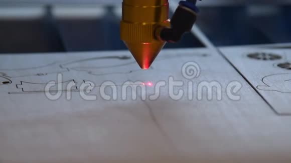 激光切割机在工作视频的预览图