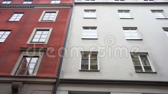 旧城区欧洲街道上的公寓楼斯堪的纳维亚的窗户视频的预览图