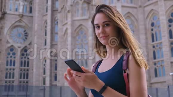 年轻的旅行者女孩在城里散步使用智能手机迷人的女人在西班牙巴塞罗那旅行慢吞吞的视频的预览图