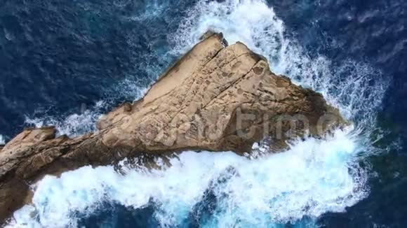 从上面传来的狂野海水海浪撞击岩石视频的预览图