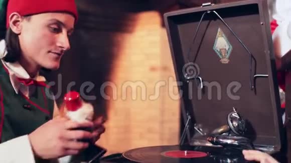 圣诞精灵玩一个锡玩具和一个唱片在一个留声机视频的预览图