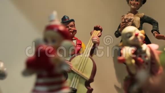 小丑音乐家雕像视频的预览图