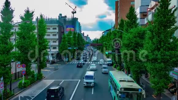 东京欧姆大道的城市街道时间推移白天宽镜头变焦视频的预览图