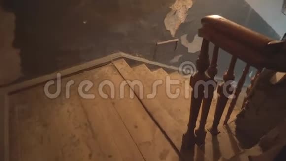 利沃夫市乌克兰一栋带有栏杆的木制楼梯的住宅中的古老楼梯背景视频的预览图
