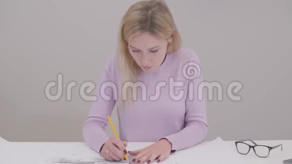 集中白人妇女画蓝图的肖像做错误和打破铅笔愤怒的女设计师视频的预览图