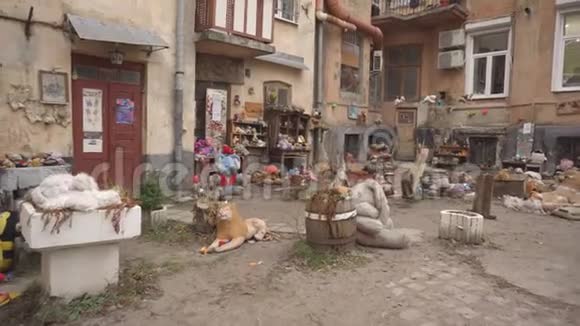 美丽的院子丢失的玩具在利沃夫市游客有趣的地方视频的预览图