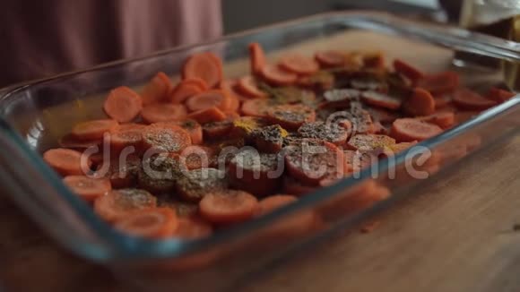 将胡萝卜切成玻璃碗加入大量香料和盐特写视频的预览图