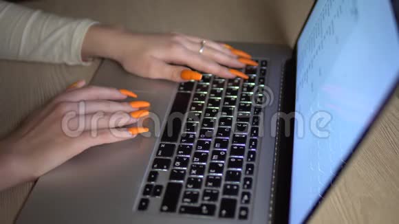 女人用手提电脑上网远程在线阅读视频的预览图